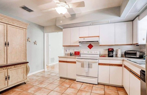 River District House | Charming dog-friendly home with enclosed yard, full kitchen & washer/dryer