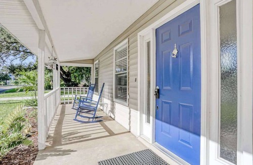 River District House | Charming dog-friendly home with enclosed yard, full kitchen & washer/dryer