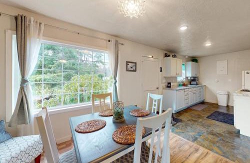 Nahcotta House | Charming dog-friendly cottage withprivate gas grill free WiFi yard and firepit
