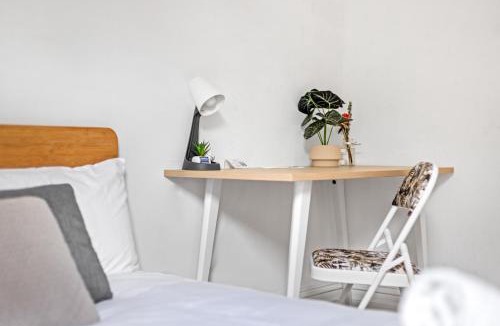 Carlton House | Charming Double Room - Prime Location in Carlton Supermarkets Nearby for Convenience - Shared Bathroom