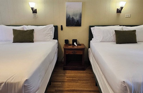 Hendersonville Hotel | Charming Double Queen Room l Hotel Stay
