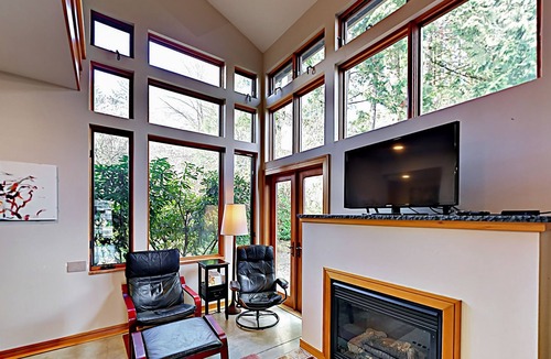 Bainbridge Island House | Charming downtown townhouse with fireplace & patio - walk to farmers' market
