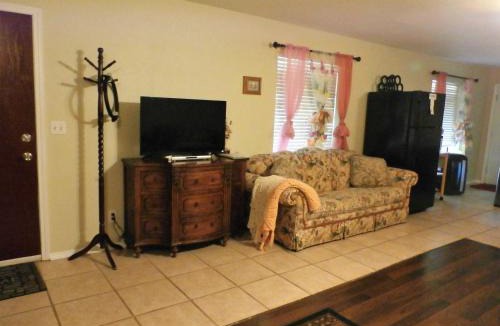 Oakhurst Apartment | Charming Downstairs Unit