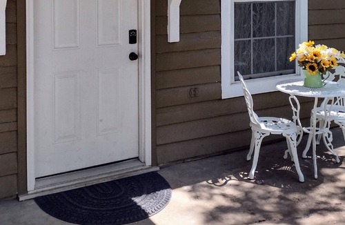 Harrison Cottage | Charming Downtown Cottage near Hospital