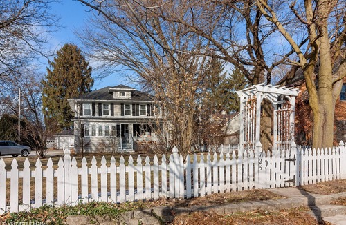 Naperville House | Charming Downtown Naperville Farmhouse - 1 Bedroom Guest Suite - Walk to Town