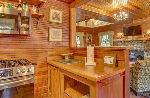 Brightwood Cabin | Charming Dream Catcher Cabin, riverfront, fireplace, hot tub, BBQ, dogs welcome