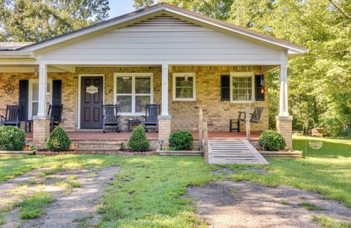 Watkinsville House | Charming Duplex: 12 Mi to UGA & Sanford Stadium!