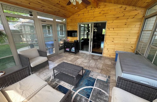 Oshkosh House | Charming EAA air venture venture 3-bedroom house with AC in Oshkosh