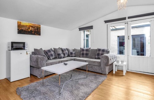 Blackburn House | Charming Edinburgh Guest Room with Private Entrance 5 min buses to city centre