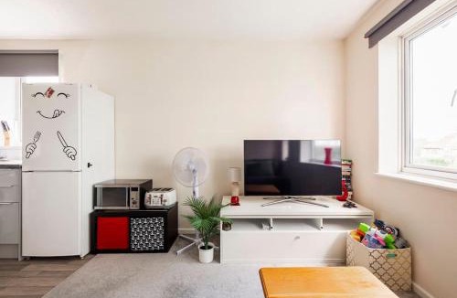 Bletchley House | Charming Entire 2-Bedroom House in Milton Keynes