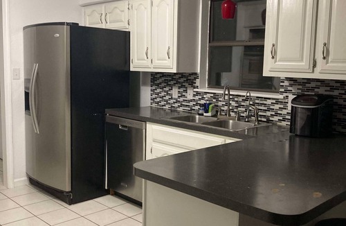 Mount Pleasant House | "Charming Escape: King & Queen Beds in a Quiet Neighborhood!