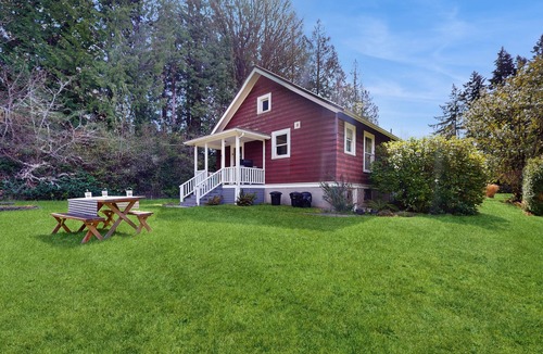 Bainbridge Island House | Charming farmhouse close to local attractions, beaches, hiking, & more