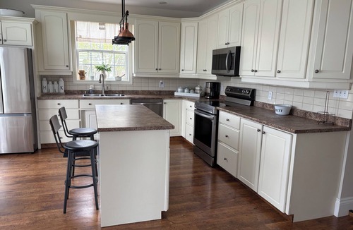Augustine Cove House | Charming Farmhouse on 2 acres, Sleeps 8. Only 5 mins from the beach