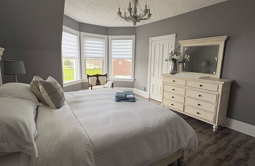 Augustine Cove House | Charming Farmhouse on 2 acres, Sleeps 8. Only 5 mins from the beach