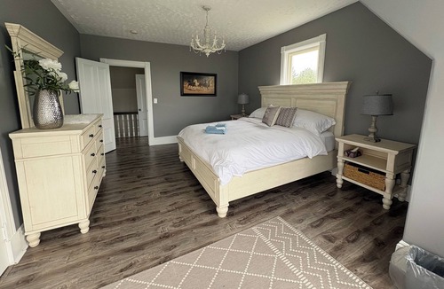 Augustine Cove House | Charming Farmhouse on 2 acres, Sleeps 8. Only 5 mins from the beach
