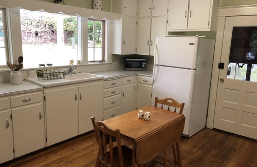 Lakemont House | Charming farmhouse on a quiet road near Seneca Lake, Glenora & Watkins Glen ❤️