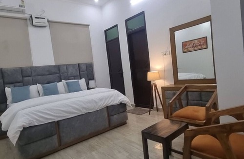 Faridabad House | Charming farmhouse retreat with lush gardens and serene views