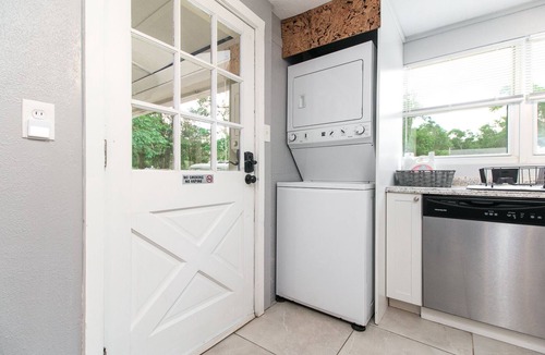 Gainesville House | Charming Farmhouse Relax w/Heated Massage Chair