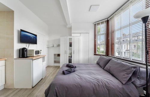 Askew Apartment | Charming Flat In Shepherds Bush