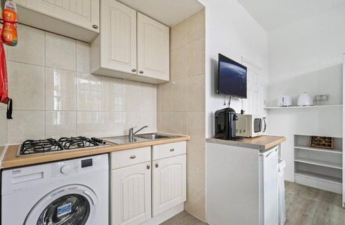 Askew Apartment | Charming Flat In Shepherds Bush