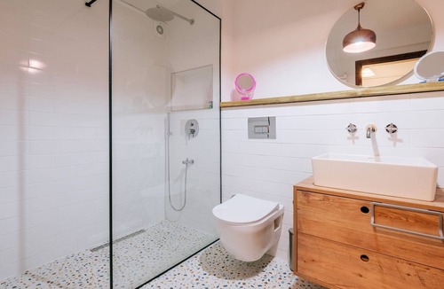 Osmanbey Apartment | Charming Flat w Balcony 3 min to Citys Nisantasi