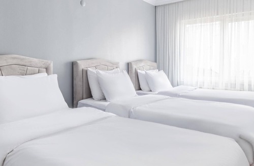 Sisli Apartment | Charming Flat w Balcony, 10 min to Cevahir Mall