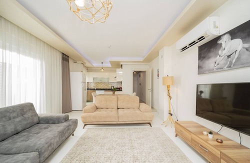 Eski Lara Apartment | Charming Flat w Balcony 3 min to Beach