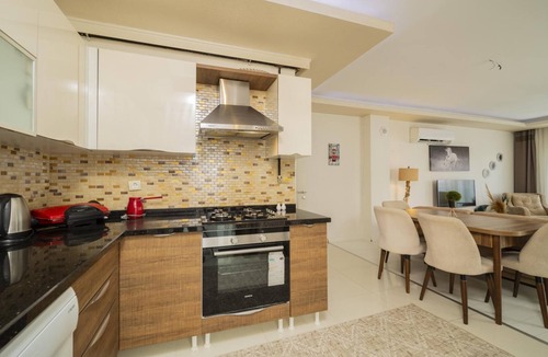 Eski Lara Apartment | Charming Flat w Balcony 3 min to Beach