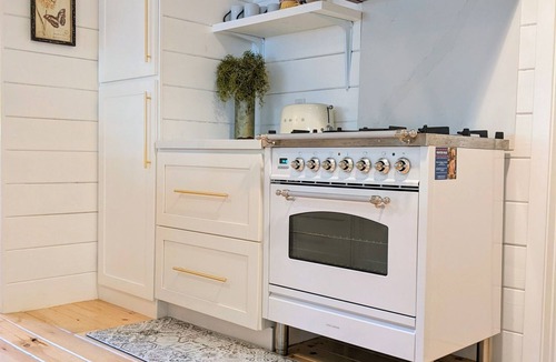 Fern Valley Cottage | Charming Fox Cottage w/Wood Burning Fireplace