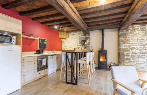 Le Mesnil-Rogues Cottage | Charming forest-side lodge with terrace and large garden