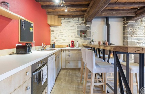 Le Mesnil-Rogues Cottage | Charming forest-side lodge with terrace and large garden