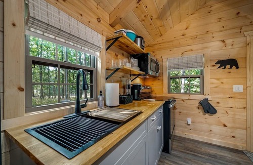 Mentone Cabin | Charming Forest Cabin with Hot Tub & Covered Porch in Mentone, Alabama
