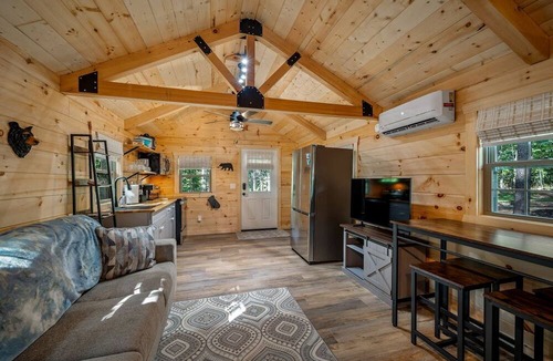 Mentone Cabin | Charming Forest Cabin with Hot Tub & Covered Porch in Mentone, Alabama