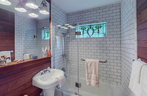 South Colby House | Charming forest cottage with gorgeous garden, fireplace & prime location