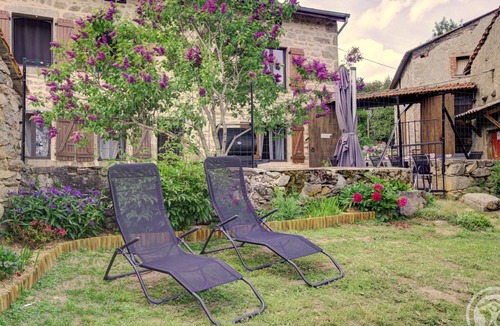 Chalmazel-Jeansagniere Cottage | Charming renovated farmhouse, large garden, 8 bedrooms