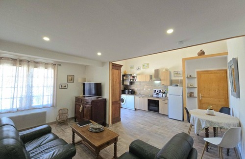 Lamonzie-Saint-Martin Cottage | Charming Cottage in Purple Périgord with Wifi and Private Terrace
