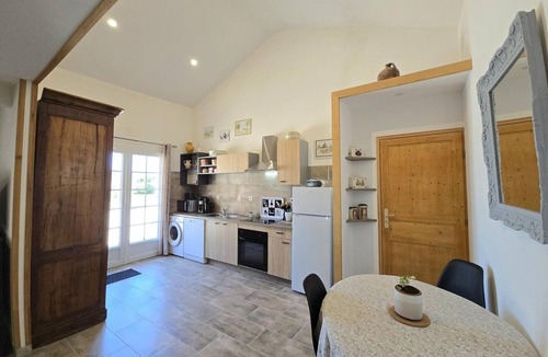 Lamonzie-Saint-Martin Cottage | Charming Cottage in Purple Périgord with Wifi and Private Terrace