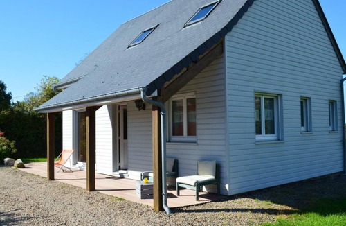 Les Moitiers-d'Allonne Cottage | Charming wood house 3 pers near Carteret, pets allowed