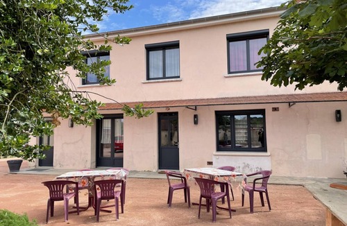 Pierrefitte-sur-Loire Cottage | Charming Renovated Cottage in Pierrefitte-sur-Loire, Countryside View