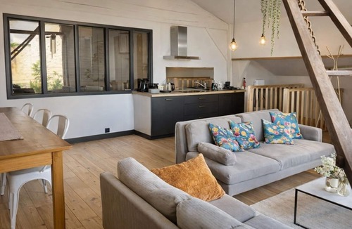 Saint-Christoly-Medoc Bed & Breakfast | Charming loft in a former wine storehouse - swimming pool, park, estuary, ocean