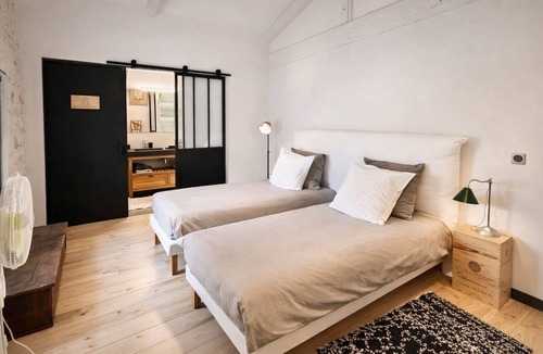 Saint-Christoly-Medoc Bed & Breakfast | Charming loft in a former wine storehouse - swimming pool, park, estuary, ocean