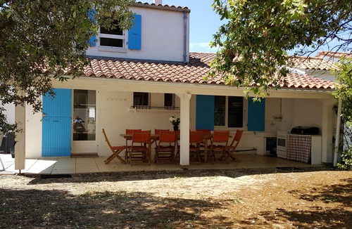 Domino House | Charming house, very quiet, with garden, directly by the sea.