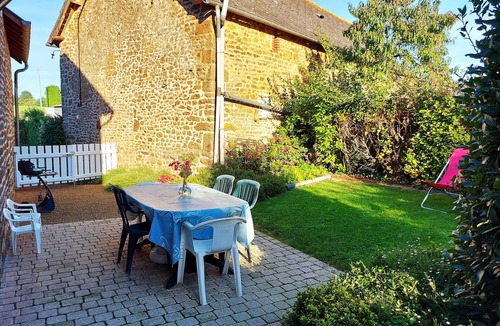 Saint-Mars-sur-Colmont Cottage | Charming Countryside Cottage: 3 Bedrooms, Enclosed Garden, BBQ, Pet-Friendly, Near Mayenne