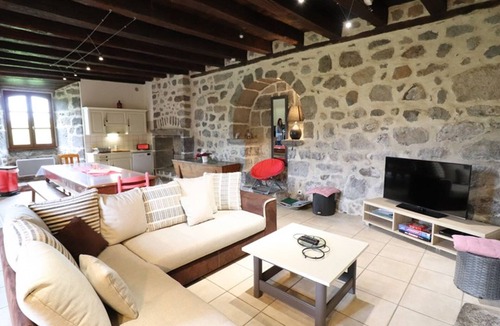 Saint-Martin-Valmeroux Cottage | Charming 1771 Home near Auvergne Volcanoes, Close to Salers, with Fireplace & Spacious Garden