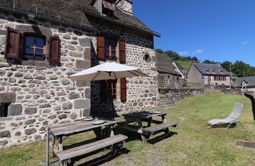Saint-Martin-Valmeroux Cottage | Charming 1771 Home near Auvergne Volcanoes, Close to Salers, with Fireplace & Spacious Garden