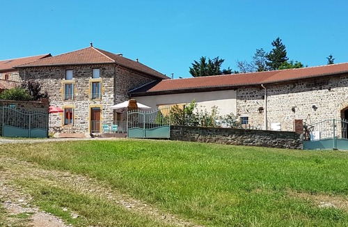 Saint-Paul-de-Vezelin Cottage | Charming House with Fireplace and Garden, Pets Welcome