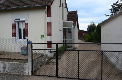 Villeneuve-sur-Allier Cottage | Charming house in Villeneuve sur Allier, peaceful garden, ideal for 4 pers., linens included