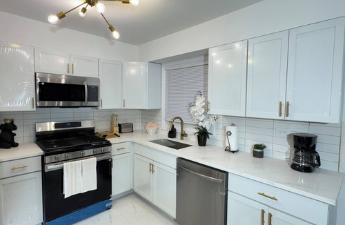 Park Forest House | Charming Full Modern Home+Free Parking+Fast Wi-Fi & Centrally located