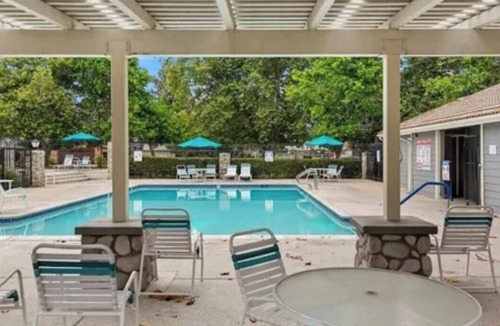 Ontario Apartment | Charming full studio in Ontario with AC