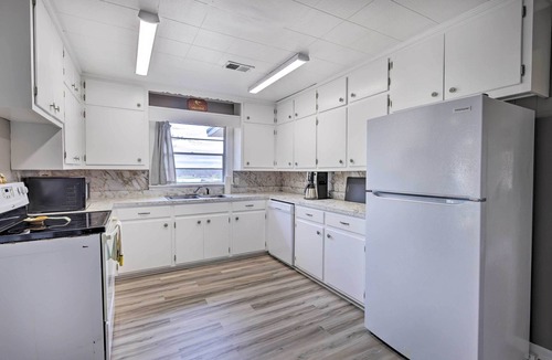 Gadsden House | Charming Gadsden Home w/Golf Course Views!